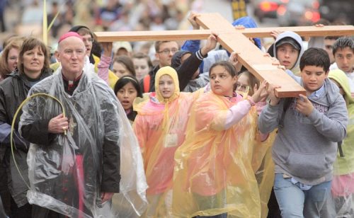 DELAWARE TEENS CARRY CROSS DURING LOCAL YOUTH PILGRIMAGE